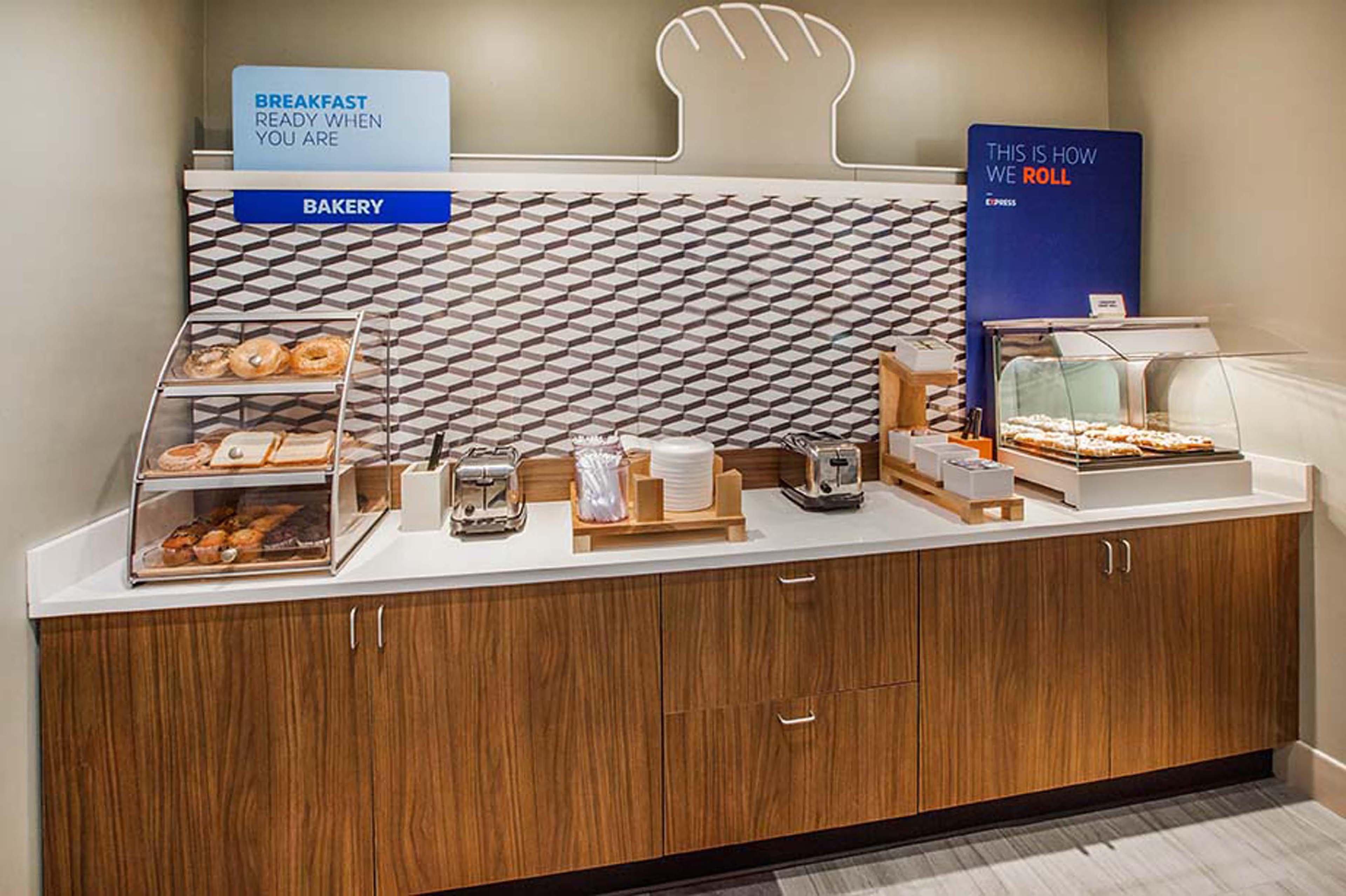 Holiday Inn Express Fredericksburg - Southpoint By Ihg Bagian luar foto