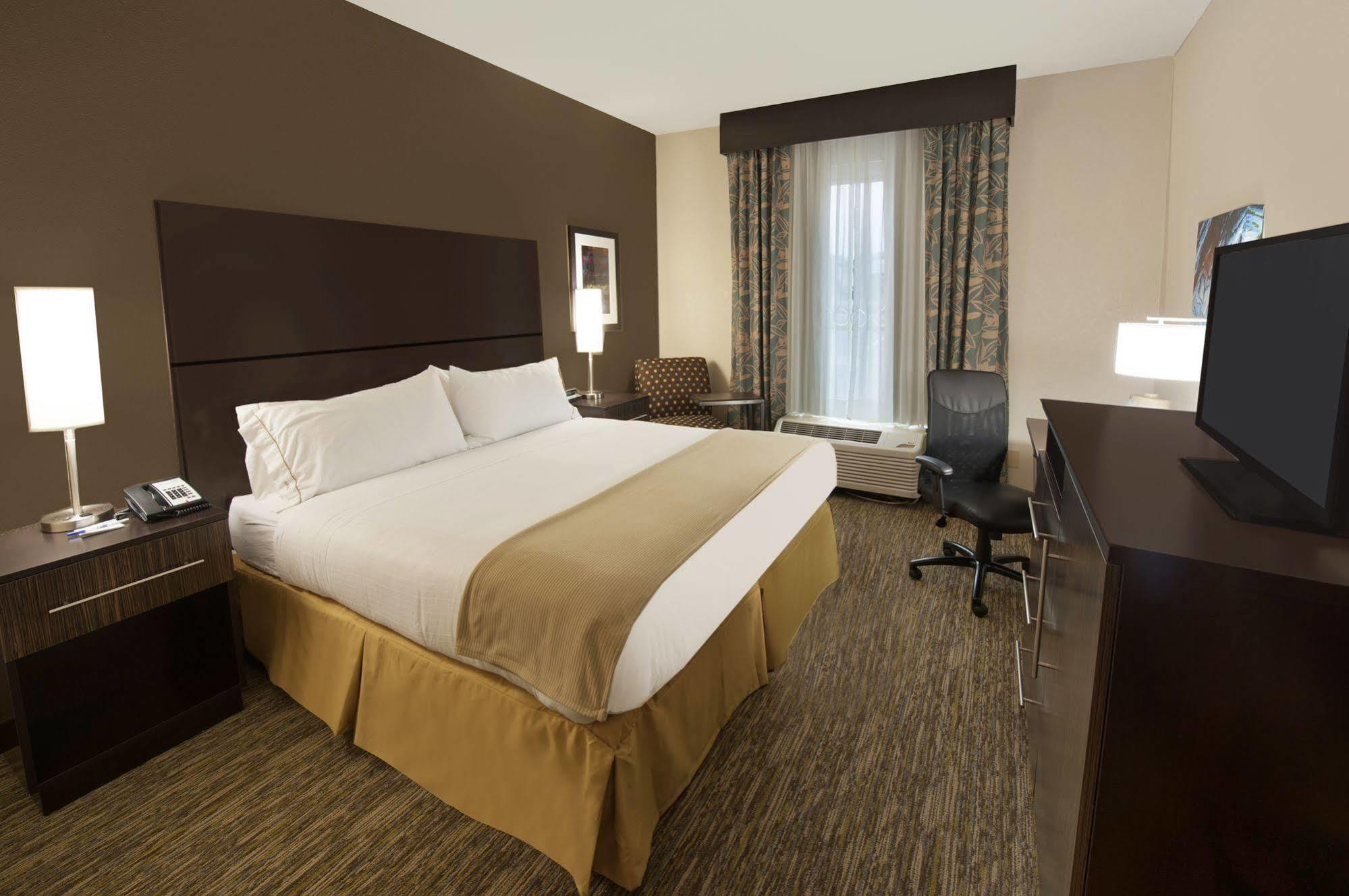 Holiday Inn Express Fredericksburg - Southpoint By Ihg Bagian luar foto